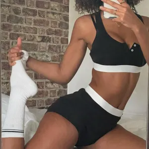 Conjunto esportivo sem mangas para mulheres, conjunto de 2 peças, top curto com botão e short, estilo casual, melhor para esp...